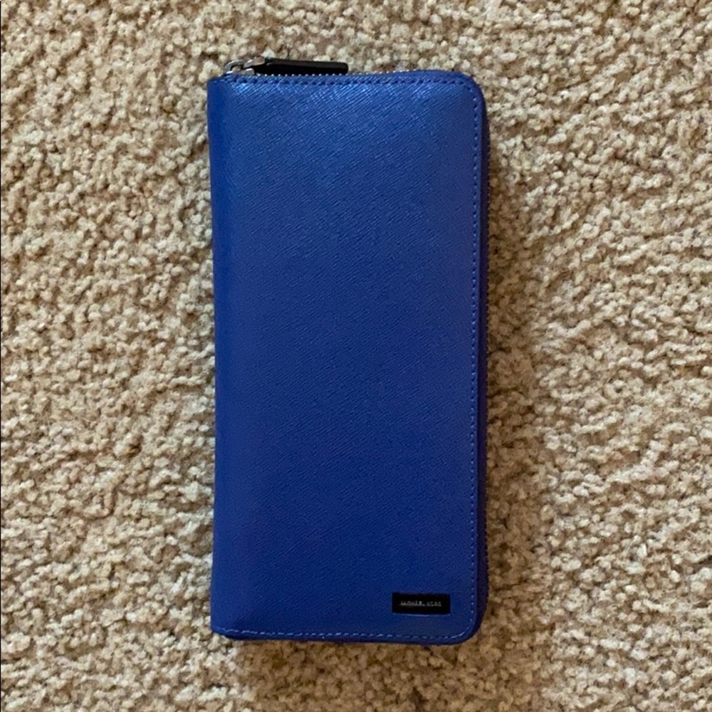 Michael Kors Zip Around Wallet
